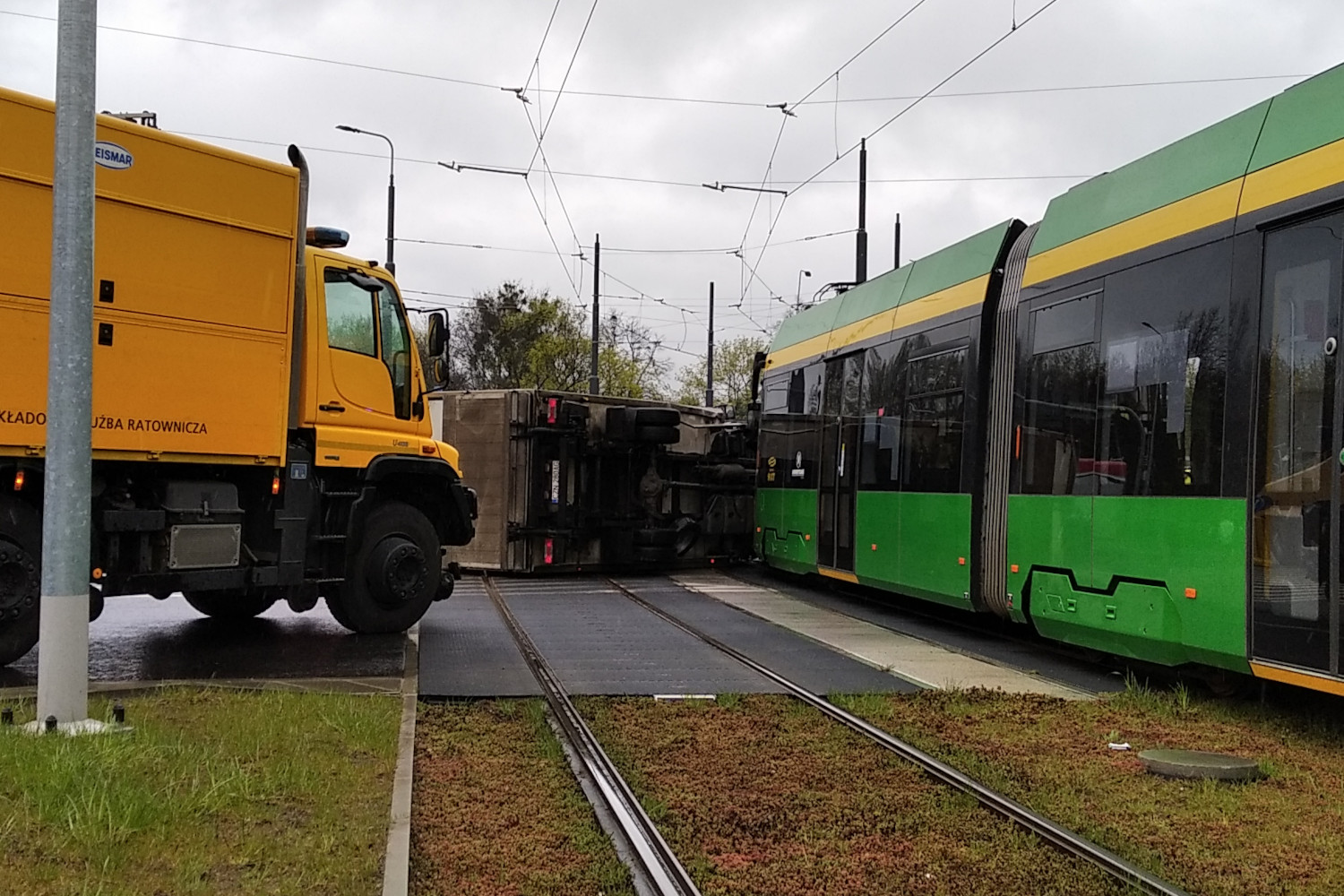 zderzenie-tramwaju-z-ciezarowka-na-skrzyzowaniu-wilczak-naramowicka-slowianska