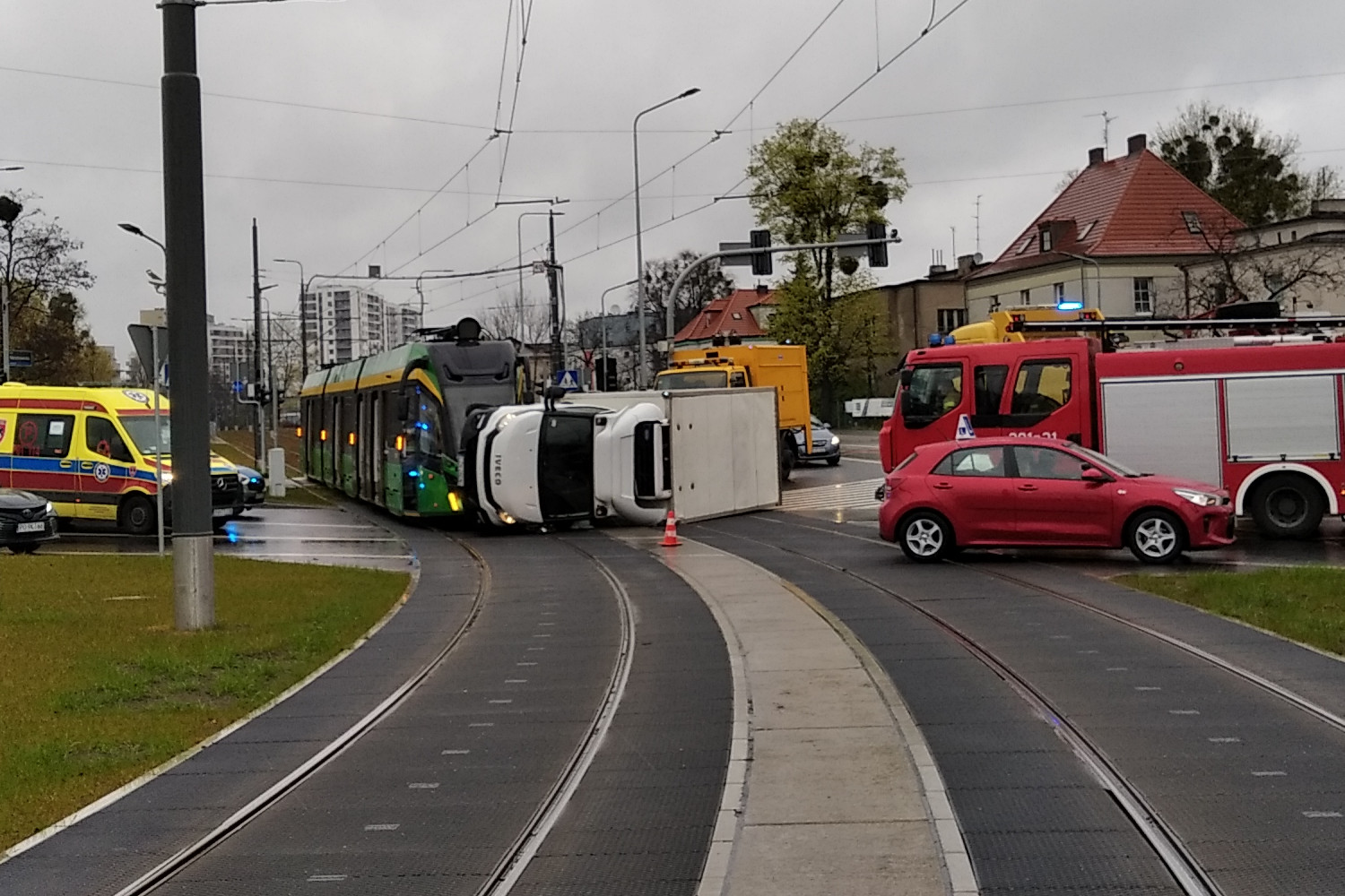 zderzenie-tramwaju-z-ciezarowka-na-skrzyzowaniu-wilczak-naramowicka-slowianska