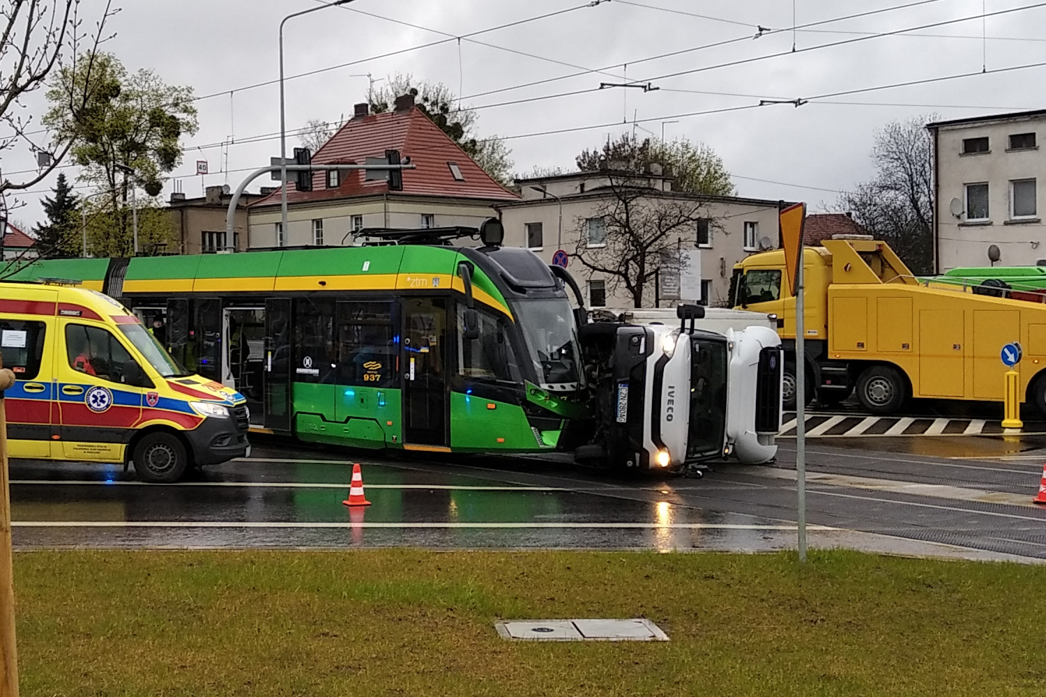 zderzenie-tramwaju-z-ciezarowka-na-skrzyzowaniu-wilczak-naramowicka-slowianska