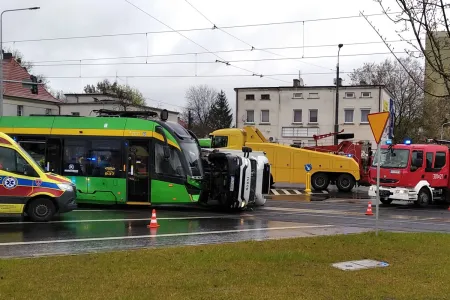 Zderzenie tramwaju z ciężarówka na skrzyżowaniu Wilczak-Naramowicka-Słowiańska