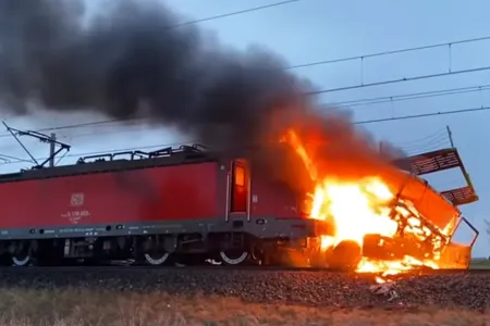 Płonąca lokomotywa EU46 Vectron po zderzeniu z ciężarówką